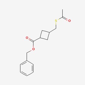 molecular formula C15H18O3S B13104921 Benzyl 3-((acetylthio)methyl)cyclobutanecarboxylate 