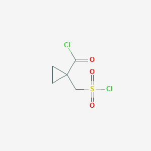 molecular formula C5H6Cl2O3S B13157060 1-[(Chlorosulfonyl)methyl]cyclopropane-1-carbonyl chloride 