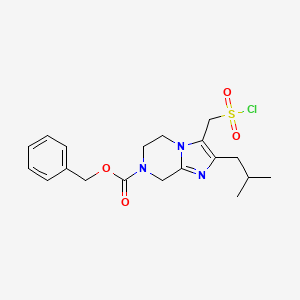 molecular formula C19H24ClN3O4S B13174873 Benzyl 3-[(chlorosulfonyl)methyl]-2-(2-methylpropyl)-5H,6H,7H,8H-imidazo[1,2-a]pyrazine-7-carboxylate 