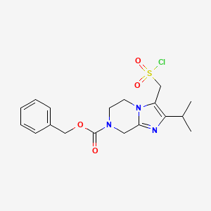 molecular formula C18H22ClN3O4S B13198692 Benzyl 3-[(chlorosulfonyl)methyl]-2-(propan-2-yl)-5H,6H,7H,8H-imidazo[1,2-a]pyrazine-7-carboxylate 