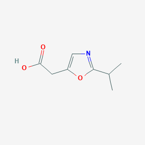 molecular formula C8H11NO3 B13202584 2-[2-(Propan-2-yl)-1,3-oxazol-5-yl]acetic acid 