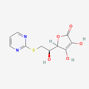 molecular formula C10H10N2O5S B13206598 (5R)-3,4-Dihydroxy-5-[(1R)-1-hydroxy-2-(pyrimidin-2-ylsulfanyl)ethyl]-2,5-dihydrofuran-2-one 
