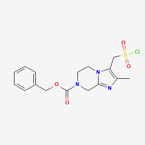 molecular formula C16H18ClN3O4S B13211685 Benzyl 3-[(chlorosulfonyl)methyl]-2-methyl-5H,6H,7H,8H-imidazo[1,2-a]pyrazine-7-carboxylate 