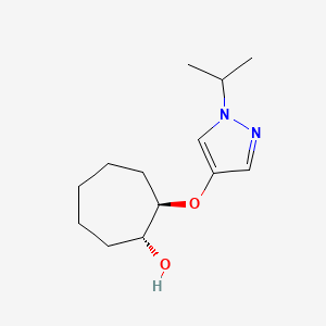 molecular formula C13H22N2O2 B13221937 (1R,2R)-2-{[1-(propan-2-yl)-1H-pyrazol-4-yl]oxy}cycloheptan-1-ol 