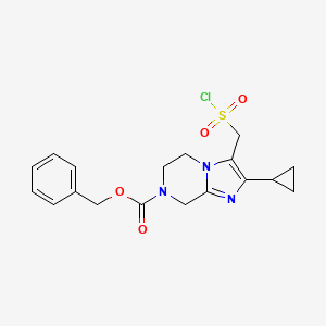 molecular formula C18H20ClN3O4S B13222072 Benzyl 3-[(chlorosulfonyl)methyl]-2-cyclopropyl-5H,6H,7H,8H-imidazo[1,2-a]pyrazine-7-carboxylate 