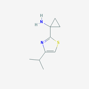 molecular formula C9H14N2S B13228513 1-[4-(Propan-2-yl)-1,3-thiazol-2-yl]cyclopropan-1-amine 