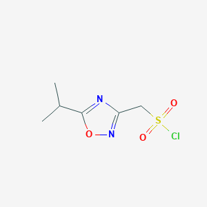 molecular formula C6H9ClN2O3S B13232899 [5-(Propan-2-yl)-1,2,4-oxadiazol-3-yl]methanesulfonyl chloride 