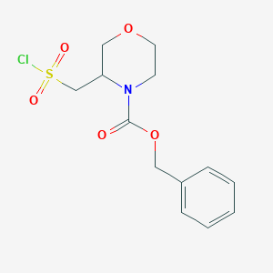 molecular formula C13H16ClNO5S B13236770 Benzyl 3-[(chlorosulfonyl)methyl]morpholine-4-carboxylate 