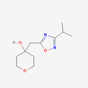 molecular formula C11H18N2O3 B13238245 4-{[3-(Propan-2-yl)-1,2,4-oxadiazol-5-yl]methyl}oxan-4-ol 