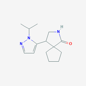 molecular formula C14H21N3O B13238610 4-[1-(Propan-2-yl)-1H-pyrazol-5-yl]-2-azaspiro[4.4]nonan-1-one 