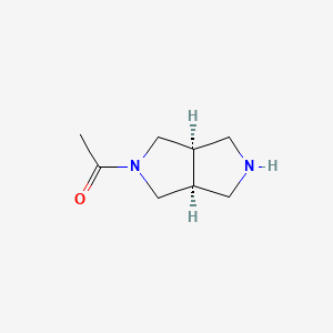 molecular formula C8H14N2O B13244351 1-[(3AR,6aS)-octahydropyrrolo[3,4-c]pyrrol-2-yl]ethan-1-one 