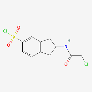 molecular formula C11H11Cl2NO3S B13261811 2-(2-Chloroacetamido)-2,3-dihydro-1H-indene-5-sulfonyl chloride 