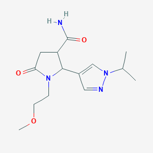 molecular formula C14H22N4O3 B13273569 1-(2-Methoxyethyl)-5-oxo-2-[1-(propan-2-yl)-1H-pyrazol-4-yl]pyrrolidine-3-carboxamide 