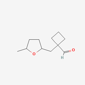 molecular formula C11H18O2 B13280402 1-[(5-Methyloxolan-2-yl)methyl]cyclobutane-1-carbaldehyde 