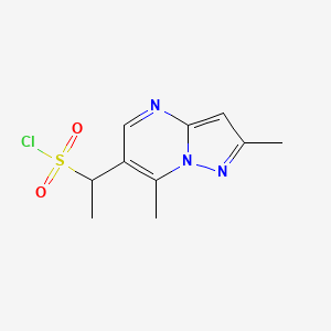 molecular formula C10H12ClN3O2S B13281091 1-{2,7-Dimethylpyrazolo[1,5-a]pyrimidin-6-yl}ethane-1-sulfonyl chloride 