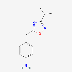molecular formula C12H15N3O B13282104 4-{[3-(Propan-2-yl)-1,2,4-oxadiazol-5-yl]methyl}aniline 