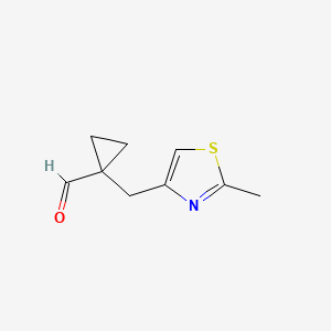 molecular formula C9H11NOS B13284243 1-[(2-Methyl-1,3-thiazol-4-yl)methyl]cyclopropane-1-carbaldehyde 