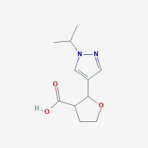 molecular formula C11H16N2O3 B13294613 2-[1-(propan-2-yl)-1H-pyrazol-4-yl]oxolane-3-carboxylic acid 