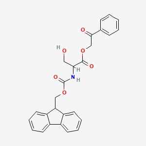 molecular formula C26H23NO6 B13389167 2-oxo-2-phenylethyl (((9H-fluoren-9-yl)methoxy)carbonyl)-L-serinate 