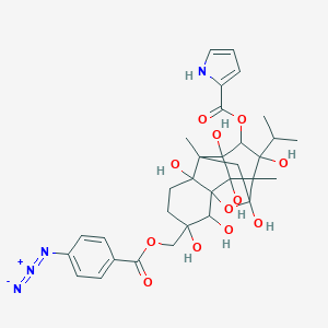 molecular formula C32H38N4O12 B134015 3-{[(4-Azidobenzoyl)oxy]methyl}-3,4,6,7,8a,8b,9a-heptahydroxy-6a,9-dimethyl-7-(propan-2-yl)dodecahydro-6,9-methanobenzo[1,2]pentaleno[1,6-bc]furan-8-yl 1h-pyrrole-2-carboxylate CAS No. 154504-97-9
