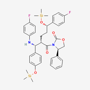 molecular formula C39H46F2N2O5Si2 B13436367 (4R)-3-[(2S,5S)-2-[(R)-(4-fluoroanilino)-(4-trimethylsilyloxyphenyl)methyl]-5-(4-fluorophenyl)-5-trimethylsilyloxypentanoyl]-4-phenyl-1,3-oxazolidin-2-one 