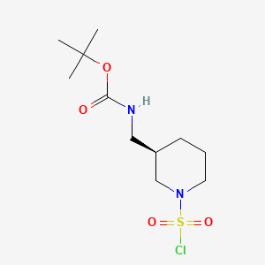 molecular formula C11H21ClN2O4S B13471387 tert-butyl N-{[(3R)-1-(chlorosulfonyl)piperidin-3-yl]methyl}carbamate 