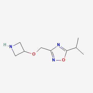 molecular formula C9H15N3O2 B13481684 3-((Azetidin-3-yloxy)methyl)-5-isopropyl-1,2,4-oxadiazole 