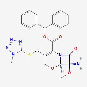 molecular formula C24H24N6O5S B1355016 (6R,7R)-Benzhydryl 7-amino-7-methoxy-3-(((1-methyl-1H-tetrazol-5-yl)-thio)methyl)-8-oxo-5-oxa-1-azabicyclo[4.2.0]oct-2-ene-2-carboxylate CAS No. 66510-99-4