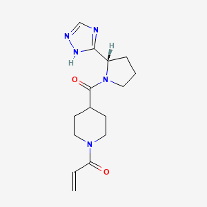 molecular formula C15H21N5O2 B13551569 (S)-1-(4-(2-(1H-1,2,4-Triazol-3-yl)pyrrolidine-1-carbonyl)piperidin-1-yl)prop-2-en-1-one 