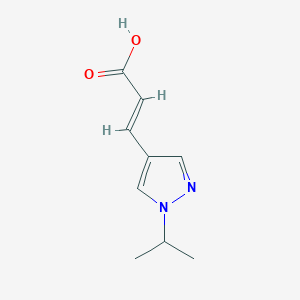 molecular formula C9H12N2O2 B1371342 (2E)-3-[1-(propan-2-yl)-1H-pyrazol-4-yl]prop-2-enoic acid 