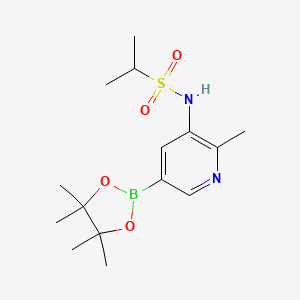 molecular formula C15H25BN2O4S B13724719 Propane-2-sulfonic acid [2-methyl-5-(4,4,5,5-tetramethyl-[1,3,2]dioxaborolan-2-yl)-pyridin-3-yl]-amide 
