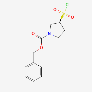 molecular formula C12H14ClNO4S B1372972 benzyl (3S)-3-(chlorosulfonyl)pyrrolidine-1-carboxylate CAS No. 1251071-16-5