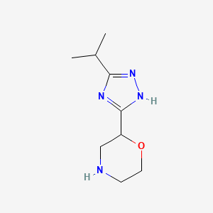 B1373995 2-[3-(propan-2-yl)-1H-1,2,4-triazol-5-yl]morpholine CAS No. 1247783-32-9