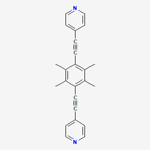 molecular formula C24H20N2 B1375979 4,4'-[(2,3,5,6-Tetramethyl-1,4-phenylene)di(ethyne-2,1-diyl)]dipyridine CAS No. 918801-05-5
