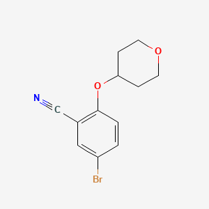 molecular formula C12H12BrNO2 B1376338 5-溴-2-(四氢-2H-吡喃-4-氧基)苯甲腈 CAS No. 876918-62-6