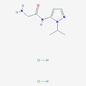 molecular formula C8H16Cl2N4O B1377808 2-amino-N-(1-isopropyl-1H-pyrazol-5-yl)acetamide dihydrochloride CAS No. 1573547-23-5