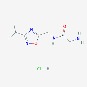molecular formula C8H15ClN4O2 B1377810 2-amino-N-((3-isopropyl-1,2,4-oxadiazol-5-yl)methyl)acetamide hydrochloride CAS No. 1435804-45-7