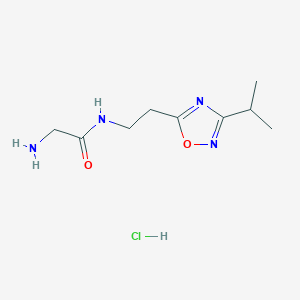 molecular formula C9H17ClN4O2 B1377821 2-amino-N-(2-(3-isopropyl-1,2,4-oxadiazol-5-yl)ethyl)acetamide hydrochloride CAS No. 1435908-30-7