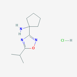 1-[5-(Propan-2-yl)-1,2,4-oxadiazol-3-yl]cyclopentan-1-amine hydrochloride