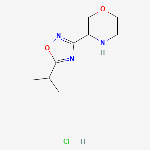 molecular formula C9H16ClN3O2 B1378835 3-[5-(Propan-2-yl)-1,2,4-oxadiazol-3-yl]morpholine hydrochloride CAS No. 1461713-98-3