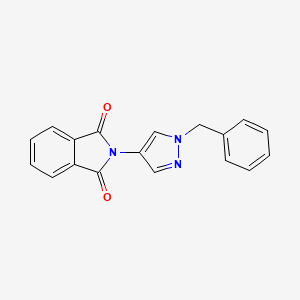 molecular formula C18H13N3O2 B1378843 2-(1-benzyl-1H-pyrazol-4-yl)-2,3-dihydro-1H-isoindole-1,3-dione CAS No. 1423028-29-8