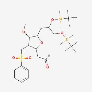molecular formula C29H52O7SSi2 B1379003 2-((2S,3S,4R,5R)-5-((S)-2,3-Bis((tert-butyldimethylsilyl)oxy)propyl)-4-methoxy-3-((phenylsulfonyl)methyl)tetrahydrofuran-2-yl)acetaldehyde CAS No. 871348-24-2