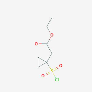 molecular formula C7H11ClO4S B1379222 Ethyl 2-[1-(chlorosulfonyl)cyclopropyl]acetate CAS No. 1461708-73-5