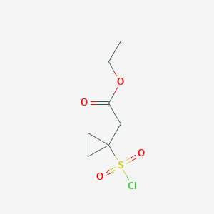 molecular formula C7H11ClO4S B1379222 2-[1-(氯磺酰)环丙基]乙酸乙酯 CAS No. 1461708-73-5