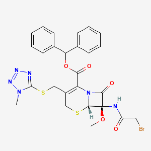 molecular formula C26H25BrN6O5S2 B13798659 benzhydryl (6S,7R)-7-[(2-bromoacetyl)amino]-7-methoxy-3-[(1-methyltetrazol-5-yl)sulfanylmethyl]-8-oxo-5-thia-1-azabicyclo[4.2.0]oct-2-ene-2-carboxylate 