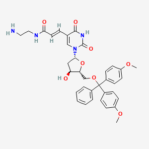 molecular formula C35H38N4O8 B1380644 (E)-N-(2-Aminoethyl)-3-[1-[(2R,4S,5R)-5-[[bis(4-methoxyphenyl)-phenylmethoxy]methyl]-4-hydroxyoxolan-2-yl]-2,4-dioxopyrimidin-5-yl]prop-2-enamide CAS No. 606126-32-3