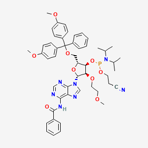 molecular formula C50H58N7O9P B1381317 N-[9-[(2R,3R,4R,5R)-5-[[bis(4-methoxyphenyl)-phenylmethoxy]methyl]-4-[2-cyanoethoxy-[di(propan-2-yl)amino]phosphanyl]oxy-3-(2-methoxyethoxy)oxolan-2-yl]purin-6-yl]benzamide CAS No. 251647-53-7