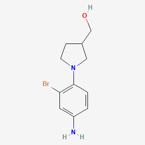 molecular formula C11H15BrN2O B1381579 [1-(4-Amino-2-bromophenyl)pyrrolidin-3-yl]methanol CAS No. 1565386-11-9