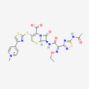 molecular formula C24H22N8O6S4 B1383037 (6R,7R)-7-((Z)-2-(5-Acetamido-1,2,4-thiadiazol-3-yl)-2-(ethoxyimino)acetamido)-3-((4-(1-methylpyridin-1-ium-4-yl)thiazol-2-yl)thio)-8-oxo-5-thia-1-azabicyclo[4.2.0]oct-2-ene-2-carboxylate CAS No. 1240196-56-8