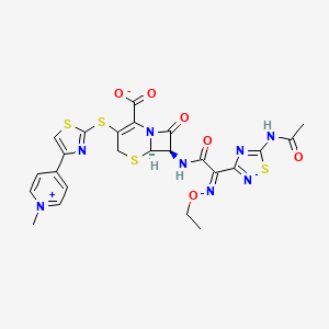 molecular formula C24H22N8O6S4 B1383037 (6R,7R)-7-[[(2Z)-2-(5-acetamido-1,2,4-thiadiazol-3-yl)-2-ethoxyiminoacetyl]amino]-3-[[4-(1-methylpyridin-1-ium-4-yl)-1,3-thiazol-2-yl]sulfanyl]-8-oxo-5-thia-1-azabicyclo[4.2.0]oct-2-ene-2-carboxylate CAS No. 1240196-56-8